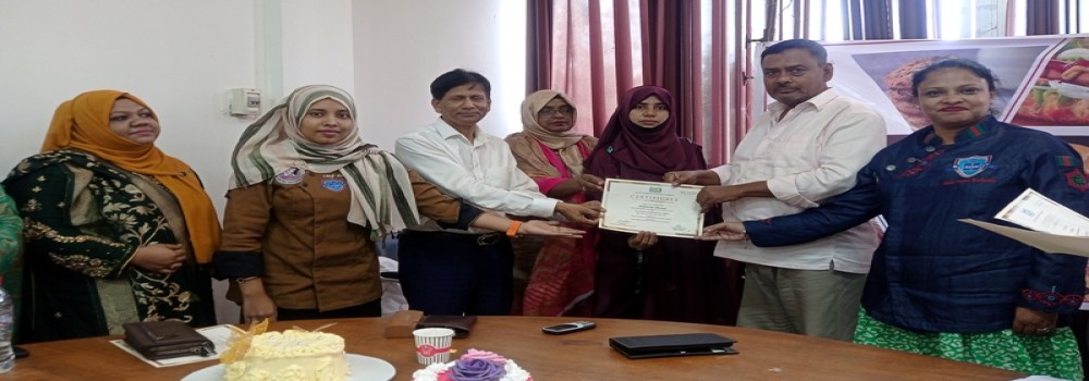 এসএমই ফাউন্ডেশন কর্তৃক ও ঝিনাইদহ চেম্বার অব কমার্স  এন্ড ইন্ডাস্ট্রি’র সহযোগিতায় ফাস্টফুড ও বেকারি পণ্য তৈরি বিষয়ক প্রশিক্ষণ অনুষ্ঠান শেষে সার্টিফিকেট তুলে দিচ্ছে চেম্বারের সম্মানীয় সভাপতি জনাব মোঃ মোয়াজ্জেম হোসেন