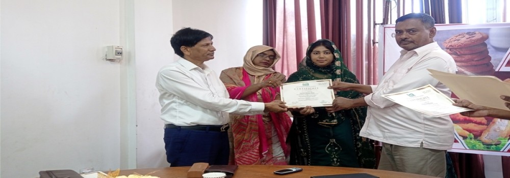 এসএমই ফাউন্ডেশন কর্তৃক ও ঝিনাইদহ চেম্বার অব কমার্স  এন্ড ইন্ডাস্ট্রি’র সহযোগিতায় ফাস্টফুড ও বেকারি পণ্য তৈরি বিষয়ক প্রশিক্ষণ অনুষ্ঠান শেষে সার্টিফিকেট তুলে দিচ্ছে চেম্বারের সম্মানীয় সভাপতি জনাব মোঃ মোয়াজ্জেম হোসেন