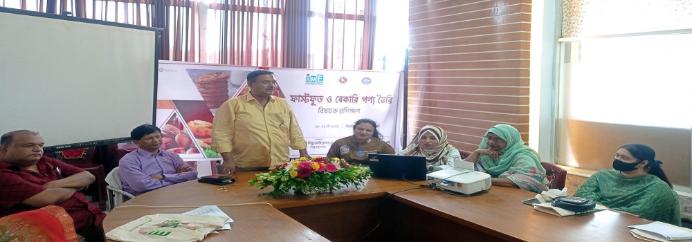 এসএমই ফাউন্ডেশন কর্তৃক ও ঝিনাইদহ চেম্বার অব কমার্স  এন্ড ইন্ডাস্ট্রি’র সহযোগিতায় ফাস্টফুড ও বেকারি পণ্য তৈরি বিষয়ক প্রশিক্ষণ অনুষ্ঠানে চেম্বারের সম্মানীয় সভাপতি জনাব মো: মোয়াজ্জেম হোসেন  